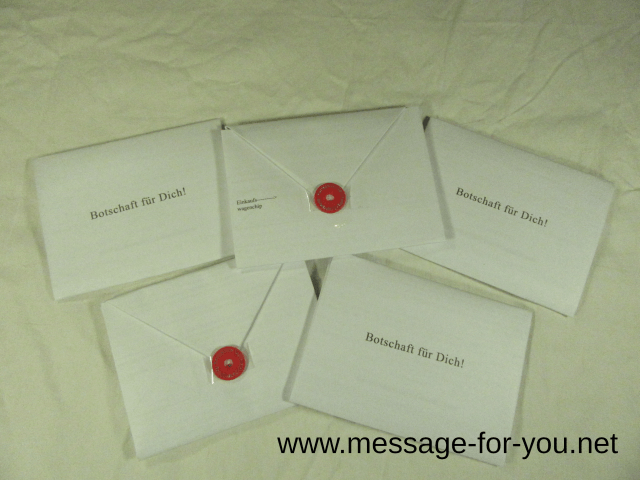 Foto von Briefumschlägen mit der Aufschrift Botschaft für Dich und einem MFY-Einkaufswagenchip als Siegel